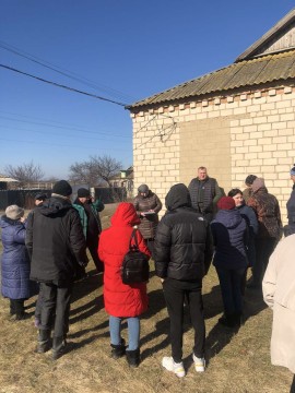 На малюнку зображено мешканців села, о спілкуються з очільником Держпродспоживлужби Херсонщини