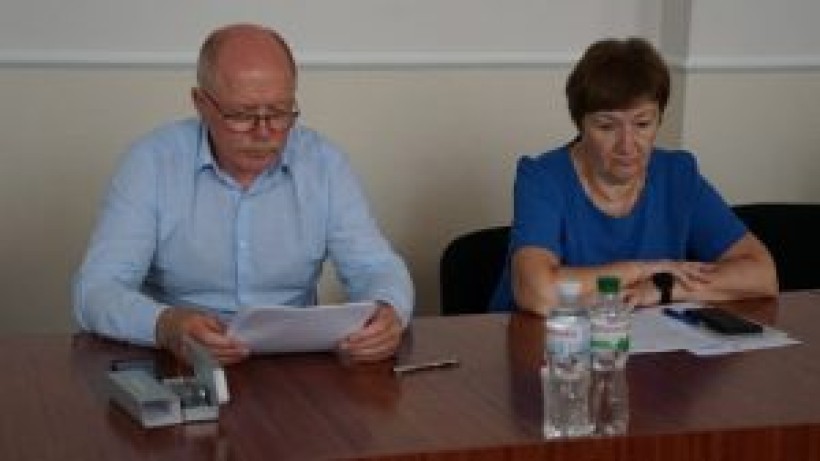 на фото дві людини