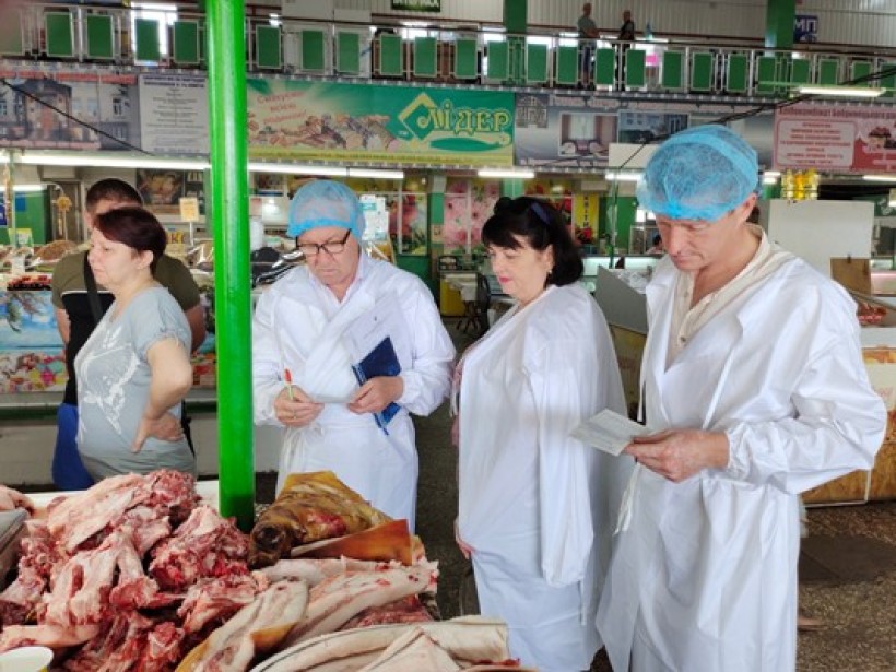 На фото – спеціалісти Кропивницького районного управління Головного управління Держпродспоживслужби в Кіровоградській області на ринку