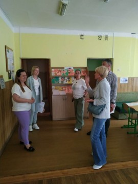 на фото - 5 людей в класі