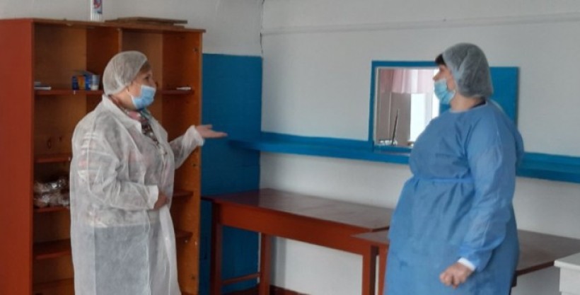 На малюнку зображено як проходить обстеження системи шкільного харчування
