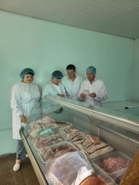 На фото – спеціалісти Кропивницького районного управління Головного управління Держпродспоживслужби в Кіровоградській області на ринку