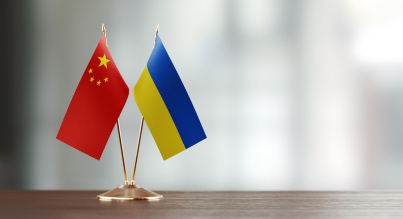 На малюнку зображено прапори України та Китаю