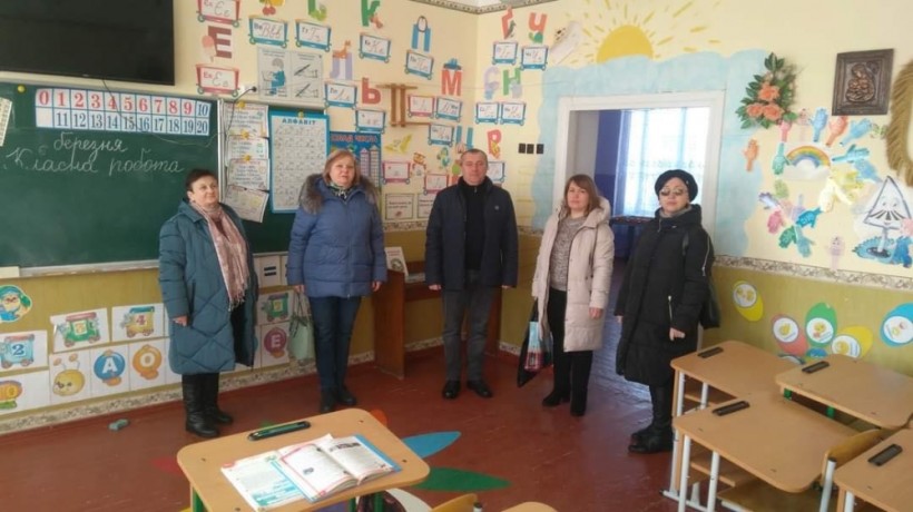 На малюнку зображені учасники заходу в учбовому закладі в класній кімнаті