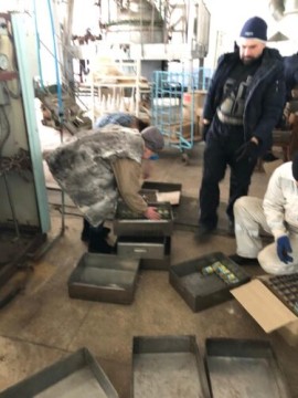 На малюнку зображено співробітників у виробничому приміщенні