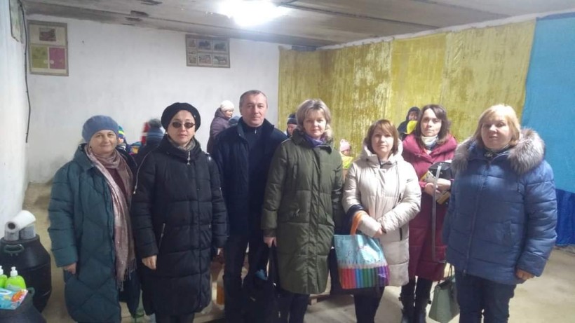 На малюнку зображені учасники заходу в підвальному приміщенні школи