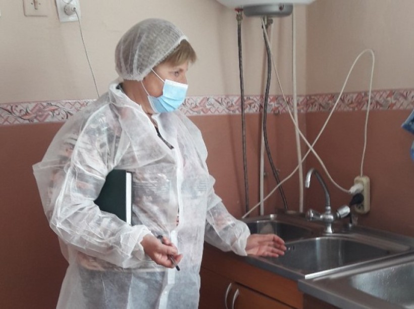 На малюнку зображено як проходить обстеження системи шкільного харчування