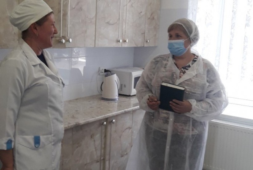 На малюнку зображено як проходить обстеження системи шкільного харчування