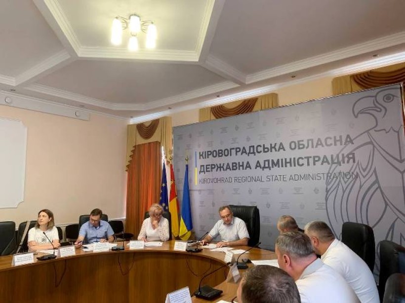 на фото учасники наради
