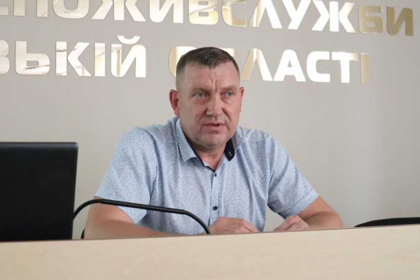 на фото чоловік за столом