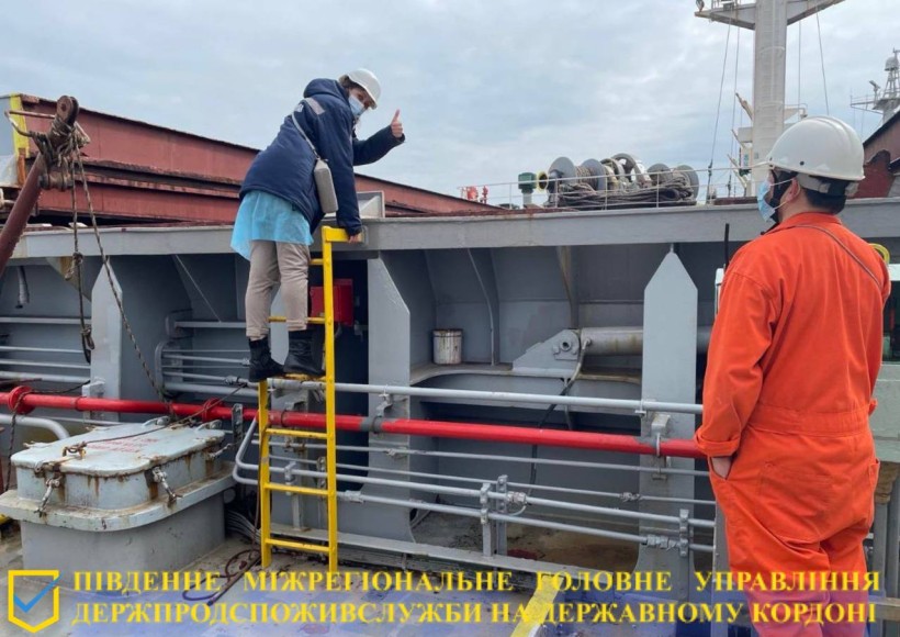 На фотографії зображено фахівці Південного міжрегіонального головного управління Державної служби України з питань безпечності харчових продуктів та захисту споживачів на державному кордоні.