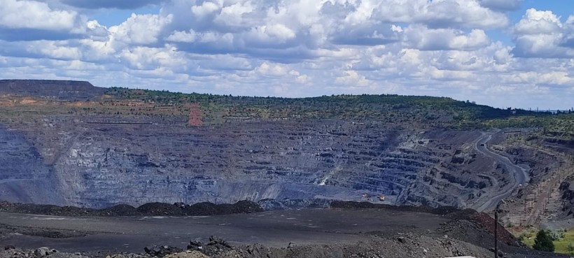 на фото високий берег обмілілої річки