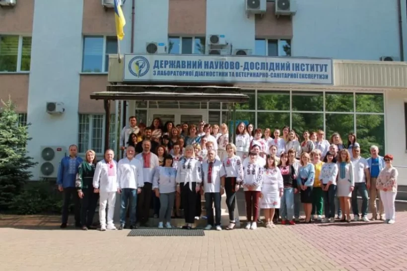 На фотографії зображено фахівці Державного науково-дослідного інституту з лабораторної діагностики та ветеринарно-санітарної експертизи