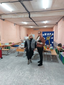 На фото зображені люди в укритті