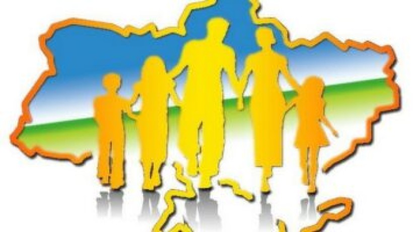 На малюнку зображені силуети сім'ї - мама, тато, дві дочки і син на фоні мапи України