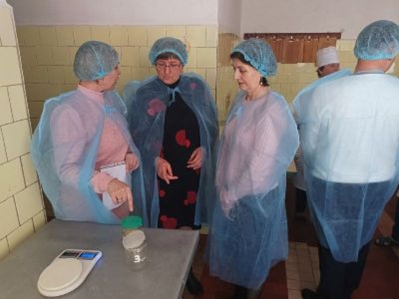 На фото – фахівці Голованівського та Кропивницького районних управлінь Держпродспоживслужби в області в харчоблоці закладу освіти