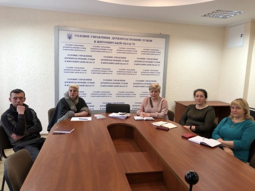 на фото зображені учасники заходу