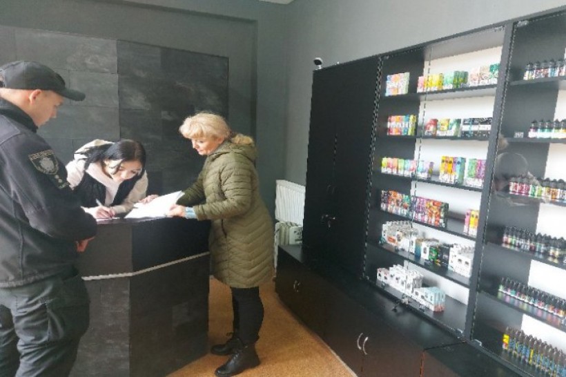 На малюнку дві жінки в приміщенні магазину