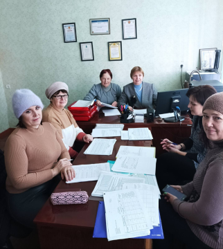 На фото зображені учасники наради в кабінети за столом.