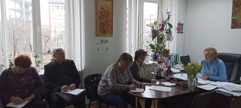 На малюнку зображені люди в кабінеті.
