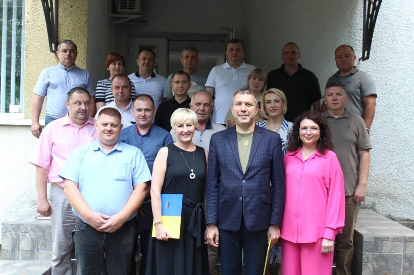 На фотографії зображені учасники заходу