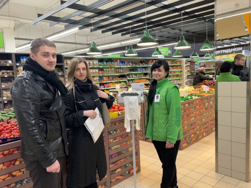 На малюнку зображено три людина в супермаркеті