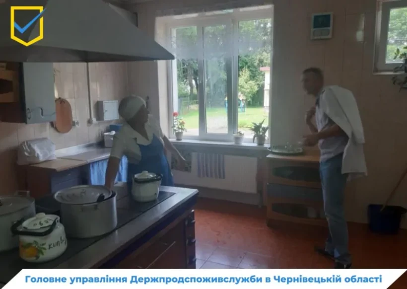 на фото дві людини в харчоблоці