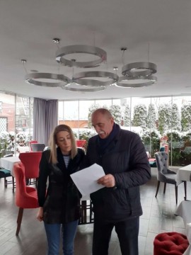 На малюнку зображено чоловіка і жінку в приміщенні ресторану