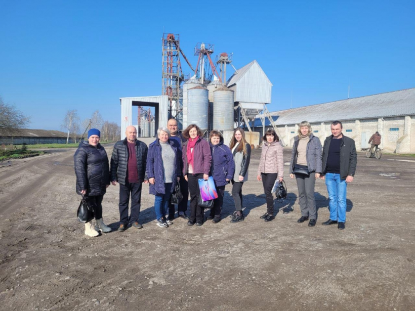 На малюнку зображені учасники заходу у дворі виробничого приміщення