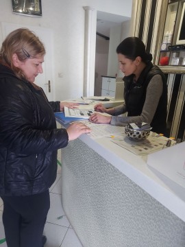 На малюнку зображені дві жінки в приміщенні салону краси