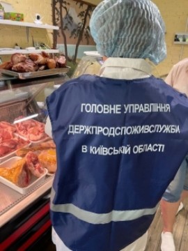 на фото співробітник ДПСС перед лотками з м'ясом