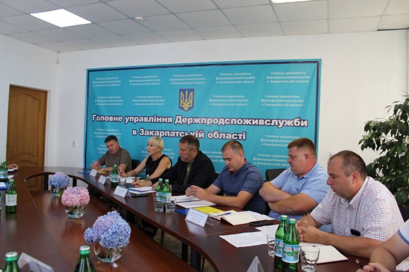 На фотографії зображені учасники заходу
