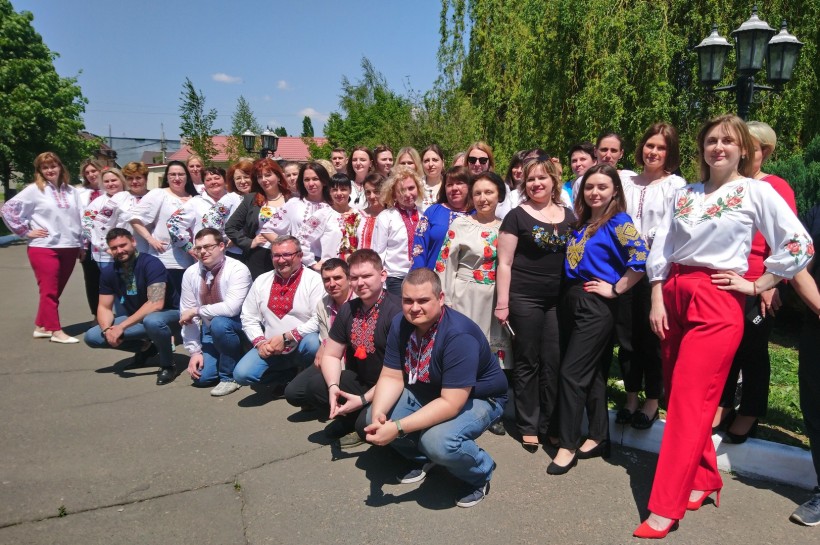 на фото - співробітники Держпродспоживслужби області у вишиванках
