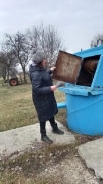 На малюнку зображено як фахівці перевіряють воду у криницях