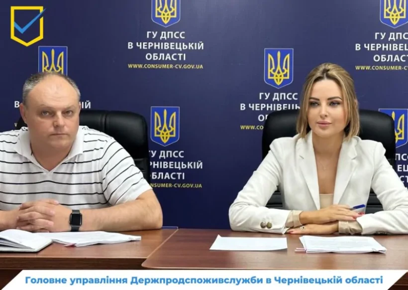 на фото дві людини
