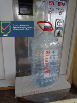 на малюнку - пустий бутиль від води