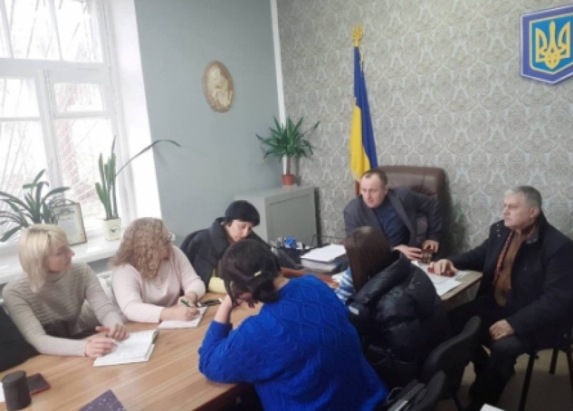 На малюнку зображені учасники заходу в кабінеті під час наради
