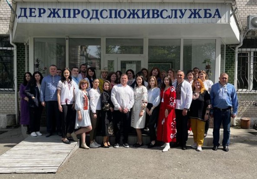 на фото - співробітники Держпродспоживслужби області у вишиванках