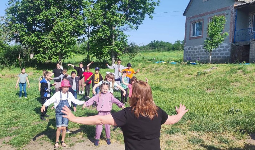 на фото - діти на галявині