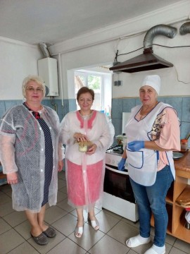 на фото - три жінки