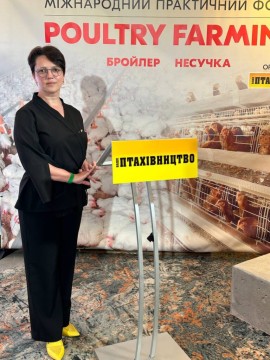 на фото жінка в чорному костюмі