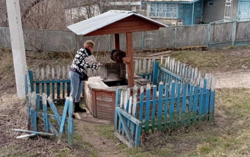На малюнку зображено жінку біля криниці