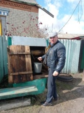 На малюнку зображено як фахівці перевіряють воду у криницях