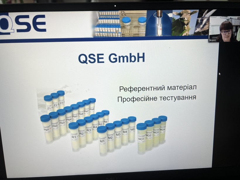 На фотографії зображено документальні матеріали, які були представлені на заході