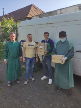 на малюнку - 4 людини і ящики з вакциною