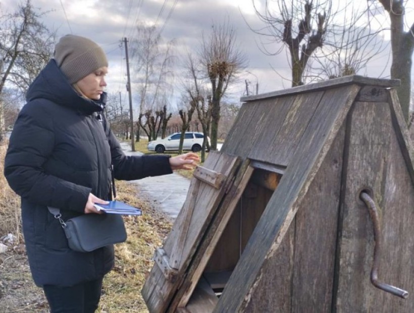 На малюнку зображено фахівчинь, що перевіряють об'єкт водопостачання