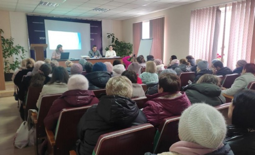 На малюнку зображено як проходить нарада-навчання