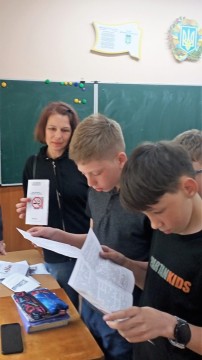 на фото - три хлопця і жінка