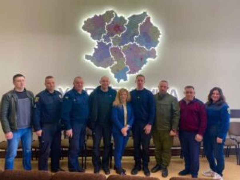 На фотографії зображені учасники заходу