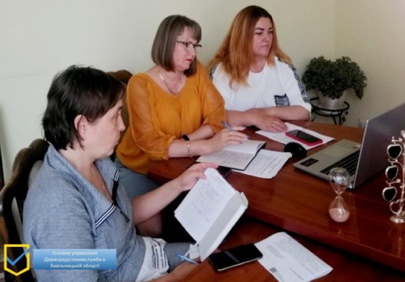 На фотографії зображені учасники заходу